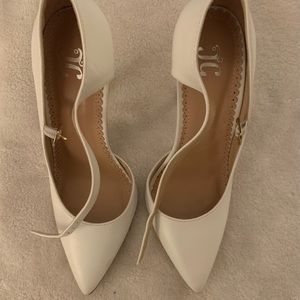 White pumps point toe